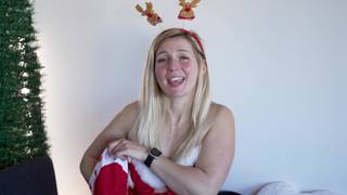 C'est Noël et Chloe Duval est seule en train de se masturber déguisée