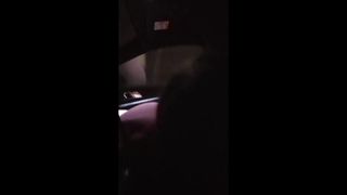 Louiselittlefrench suce une bite raide dans la voiture !