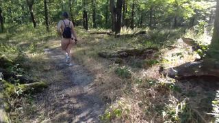 Pendant sa randonnée en montagne, Louise essaie un gode !