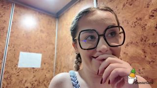 Cette folle Louise se masturbe à l'entrée du bâtiment !