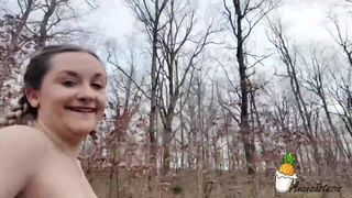 Louise ne perd pas l'habitude de se promener nue dans la forêt