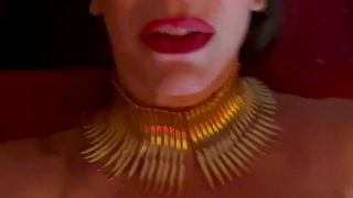 Une dame française joue avec son homme attaché et nu !