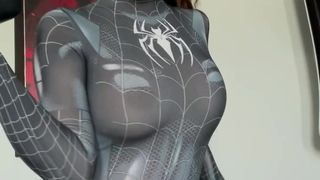 Spiderwoman enfonce un dard entre ses jambes et jouit