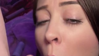 Il met de l'huile sur le cul de Léa pour la baiser beaucoup mieux