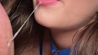 Leachipie fait jouir son homme dans une tasse et elle boit tout