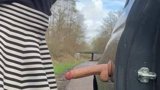 Même dans la voiture Prisa se masturbe en utilisant le dildo d'urgence