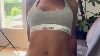 Prisca nous surprend en se masturbant devant la caméra