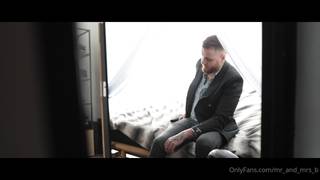 Elle cherche un partenaire pour qu'ils puissent se masturber ensemble