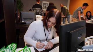 Lucy Lotus taille une pipe baveuse à James dans la salle de pause Lucy Lotus taille une pipe baveuse à James dans la salle de pause