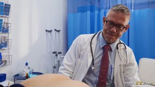 Violet Myers cherche le Dr. Mick Blue pour des backshots anaux