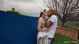 Parfaite épouse traditionnelle Hazel Moore se fait baiser par Derek