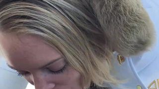 Elle fait une fellation sous la neige qui peut tout faire fondre