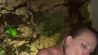 Tiffany arrive avec une bouche sèche et veut la mouiller avec une bite Tiffany arrive avec une bouche sèche et veut la mouiller avec une bite