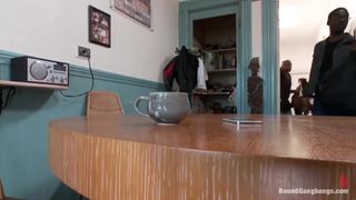 Eva Karera se fait gangbanger par cinq hommes noirs à grosses bites