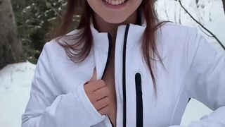 Aphrodixia expose ses belles seins à la neige et se prend en levrette