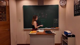 Cette jolie femme veut nous donner une leçon de porno avec son jouet