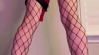 Un jouet enfoncé dans la chatte et quelques fessées pour s’exciter