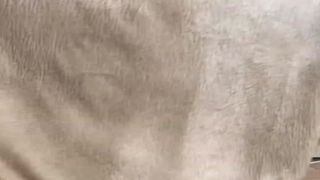 Notre maigre préférée pisse sur la caméra pour nous exciter