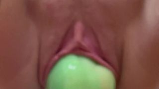 Juste voir cette brune utiliser le gode en caoutchouc entre ses jambes