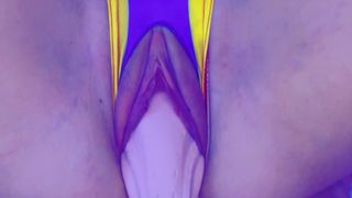 En la voyant se masturber avec son dildo de cette façon, tu vas jouir