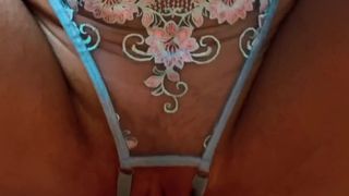 Regarde comment ce long gode rentre et sort dans cette brune salope