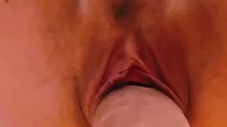 Elle s'assied par terre et nous montre comment sur un dildo