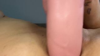 Elle se laisse le vagin poilu et se masturbe pour qu'on voie son dildo