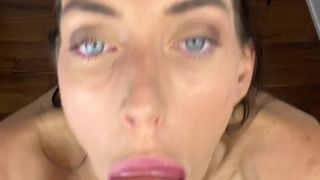 Elle s'entraîne pour sucer de mieux en mieux chaque jour