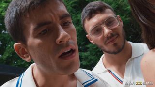 Travailleuse du sexe Klara Divine se faufile pour une pipe à Danny D