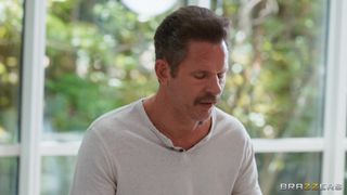 Anniversaire de Nina Costa : pilonnage anal avec Scott Nails