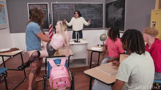En YouPorn Robby Apples et ses amis baisent Haley Spades à la détention