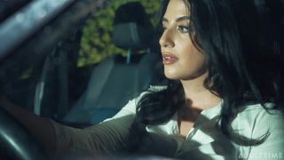 Michael déchire ses bas et baise sa secrétaire Karla Lane