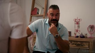 Charles fait agenouiller sa belle-fille Madison Wilde pour qu'elle suce