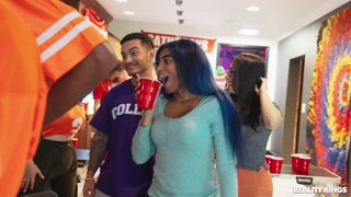 La jeune Violet Ray suce toute l'équipe de football devant ses amis !