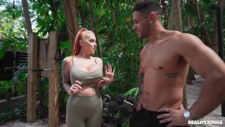 Cubbi Thompson suce la bite de Mike Ox pendant qu'il s'entraîne !