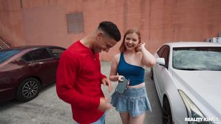 Harlow West monte dans la voiture pour chevaucher la BBC de Mike Ox !