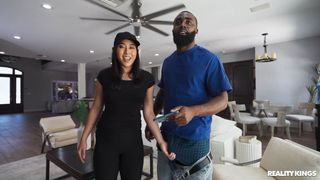 Emerald Loves se remémore ses films porno dans une maison de tournage