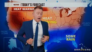 Présentatrice de journal télévisé Nicole Doshi prise par ses collègues