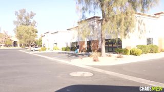 Ty Roderick fait sucer sa bite à Benvi dehors au bord du trottoir