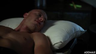 Justin Matthews et Johnny Donovan excités dans une apocalypse zombie