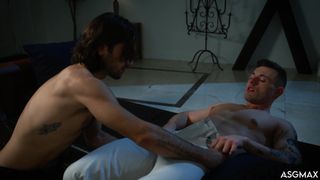 Ryder Owens revient vers Noah Asli prêt à sucer sa bite et ses couilles