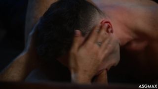 Ryder Owens revient vers Noah Asli prêt à sucer sa bite et ses couilles