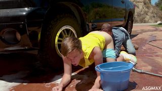Zac Steele et Ryan Landers en anal bareback après le lavage de voiture