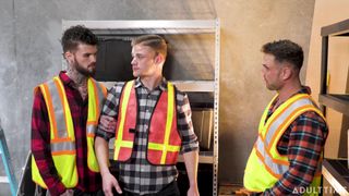 Deux ouvriers forment le nouveau en lui baisant le cul à cru