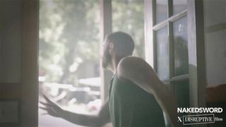 Blain O’Connor penche Miles et baise son cul avec une lampe de poche