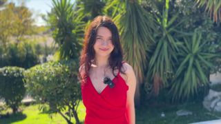 Ayori en robe rouge dans un trio avec Adam et Emmanuel