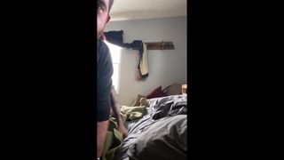 Casey Calvert cyberbaise au téléphone avec Cam et Ten