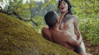 Arson Leigh et Mickey Mod s'aventurent érotiquement à la forêt