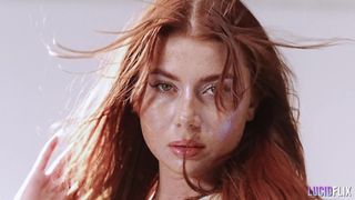 Stella Luxx donne un blowjob baveux à la bite raide de Seth Gamble !