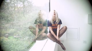 Ruby Kelly la blonde danseuse, savoure l’automne mouille !